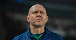 Coritiba vive momento decisivo com pressão do rival