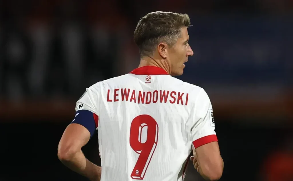 Lesão de Robert Lewandowski preocupa Barcelona e pressiona por saída 1 Lewandowski deve desfalcar Barcelona por mais de um mês após nova lesão