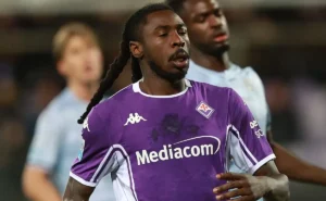 Rival do PSG, Paris FC sinaliza interesse por Moise Kean e busca acordo para janeiro