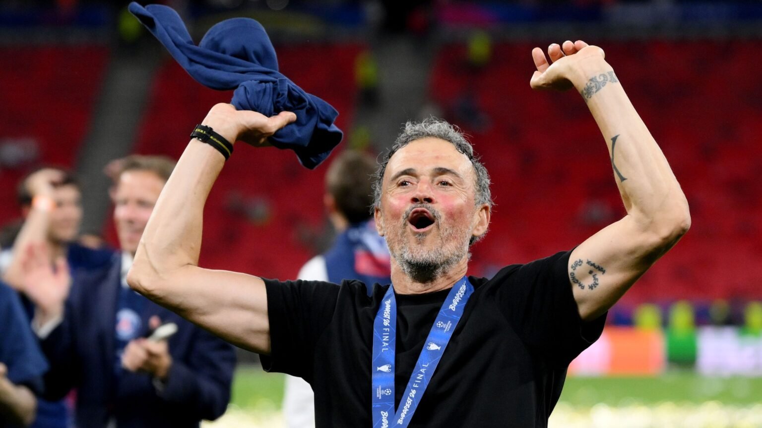 Manchester City, Manchester United e Chelsea desistiram da disputa pelo promissor jogador russo, enquanto o PSG venceu a corrida pela contratação